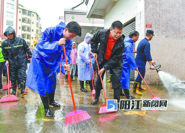 焦蘭生溫湛濱帶頭參加創文鞏衛環境衛生志愿服務活動.jpg
